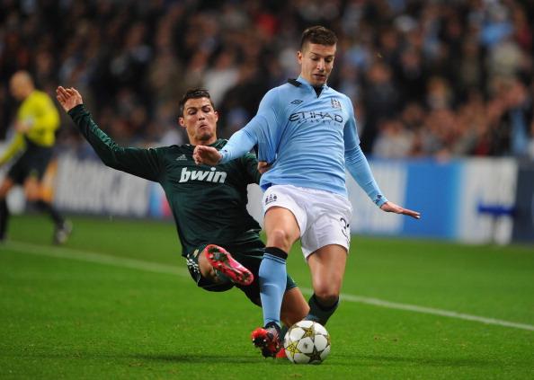 收官战主场对阵海港，英博向球迷发布文明观赛倡议书（主场收官战迎海港，英博发布文明观赛倡议）