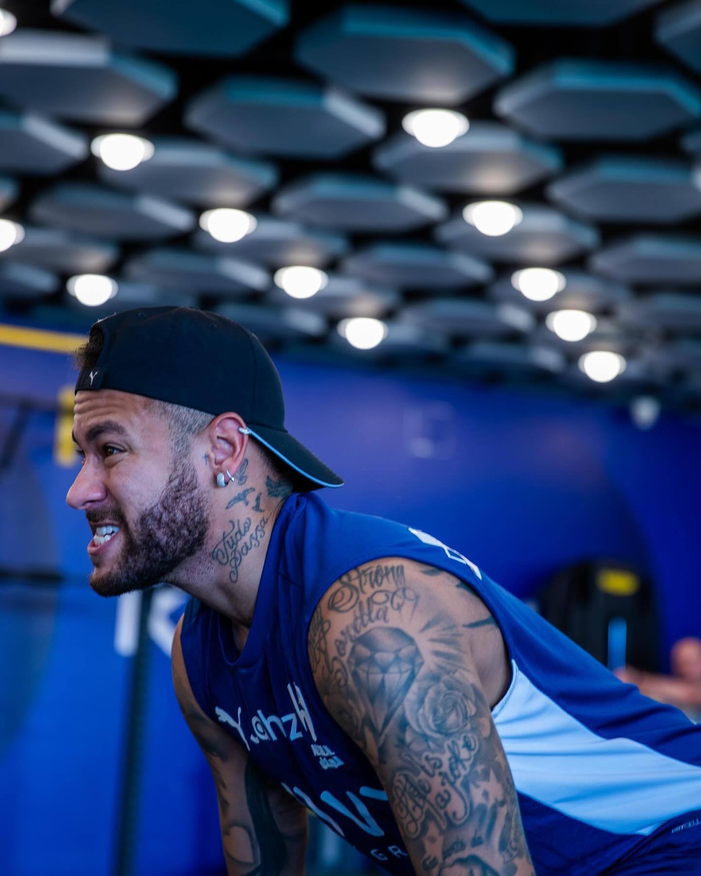 主裁谈拜仁点球：塔的手扩大了接触面积；凯恩的肘碰到了对方（主裁解释拜仁点球判罚：塔手臂扩大防守面积，凯恩肘部与对手有接触）