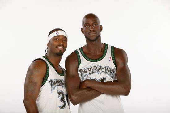 12名球星身价暴跌！皇马崩盘引发连锁反应，贝林厄姆2亿身价也难保（皇马崩盘引发转会震荡：12大球星身价集体跳水，贝林厄姆2亿恐难守）