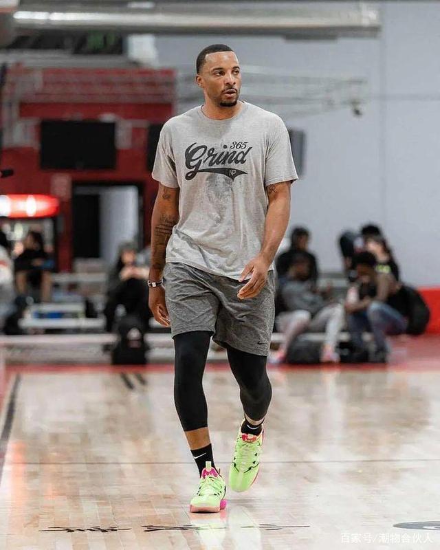 默特萨克、于大宝观战梅州U15vs浙江U15，并与小球员互动（默特萨克与于大宝现场观看梅州U15对浙江U15，并与小球员亲切互动）