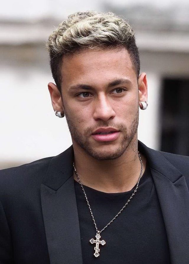 内马尔那些骚操作名场面瞬间，不愧是把任加足球发扬光大球星之一（内马尔花式操作名场面集锦，果然是将花式足球发扬光大的顶级球星之一）