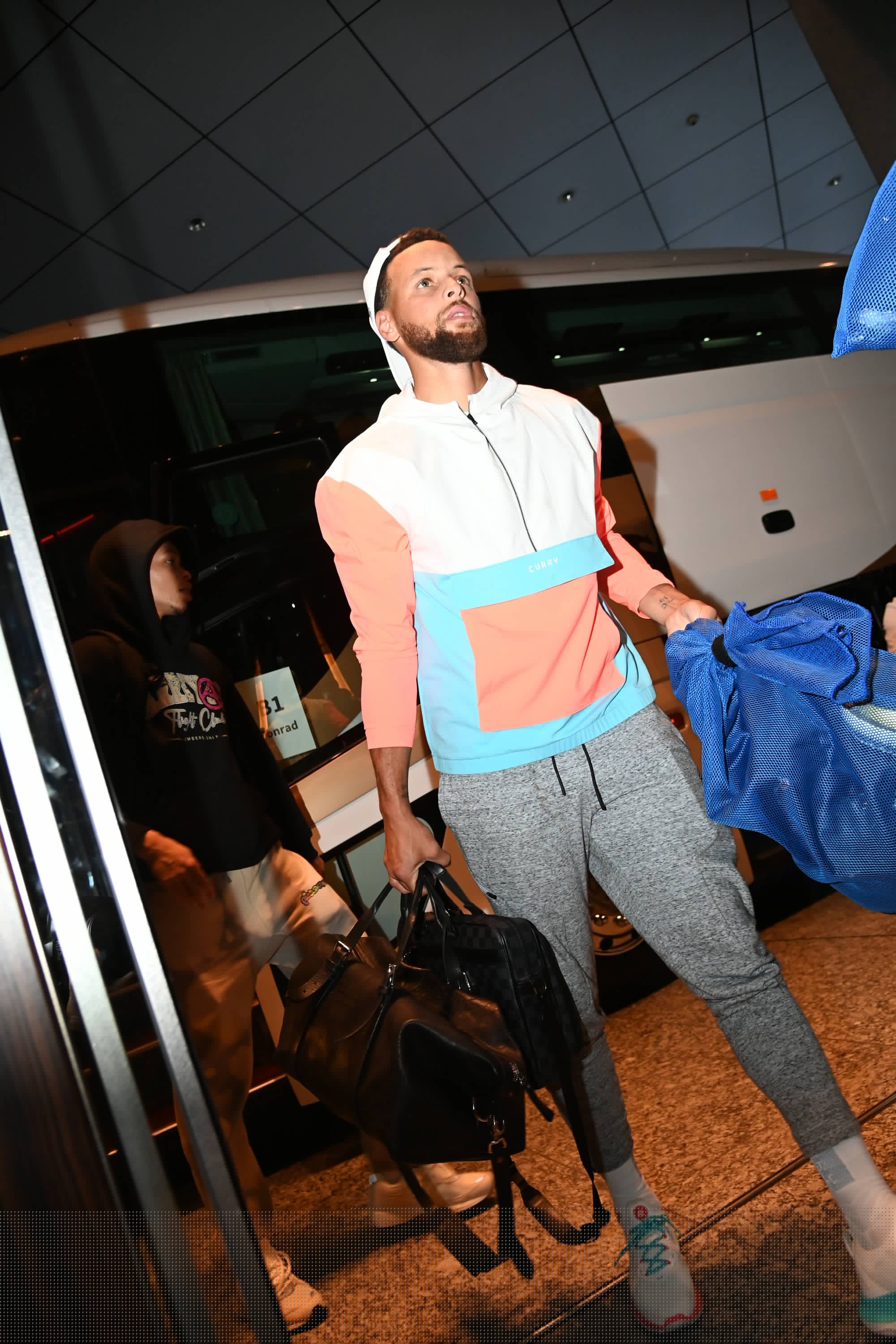 亚泰官方：对刘议阳实施“三停”；此前他被女友控诉出轨、裸聊（长春亚泰官宣对刘议阳执行“三停”，其此前遭女友指控出轨与裸聊）