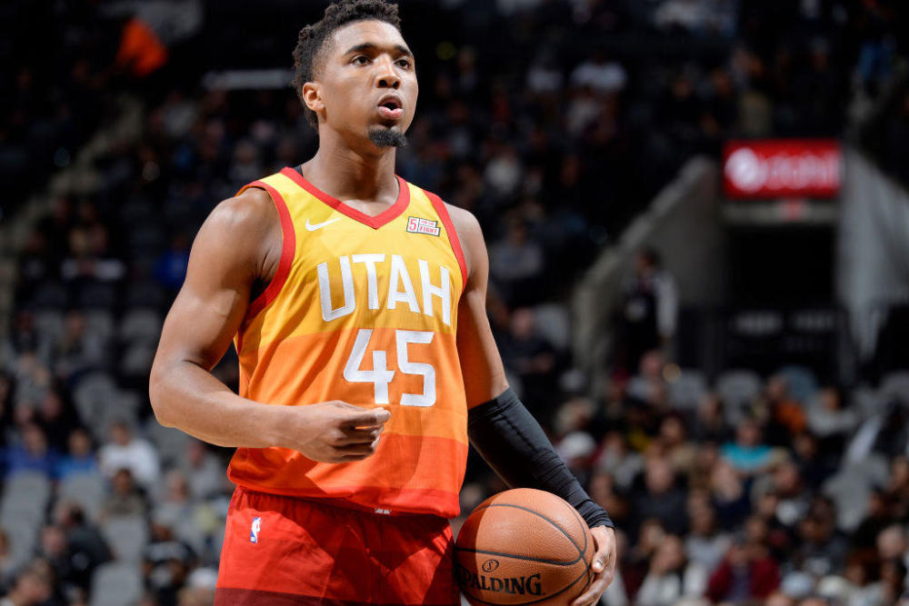 亚沙里稳健复出，80次传球仅失误6次，并送出一次全场最佳进攻机会的长传（亚沙里复出稳如旧：80次传球仅6次失误，一脚长传创造全场最佳良机）