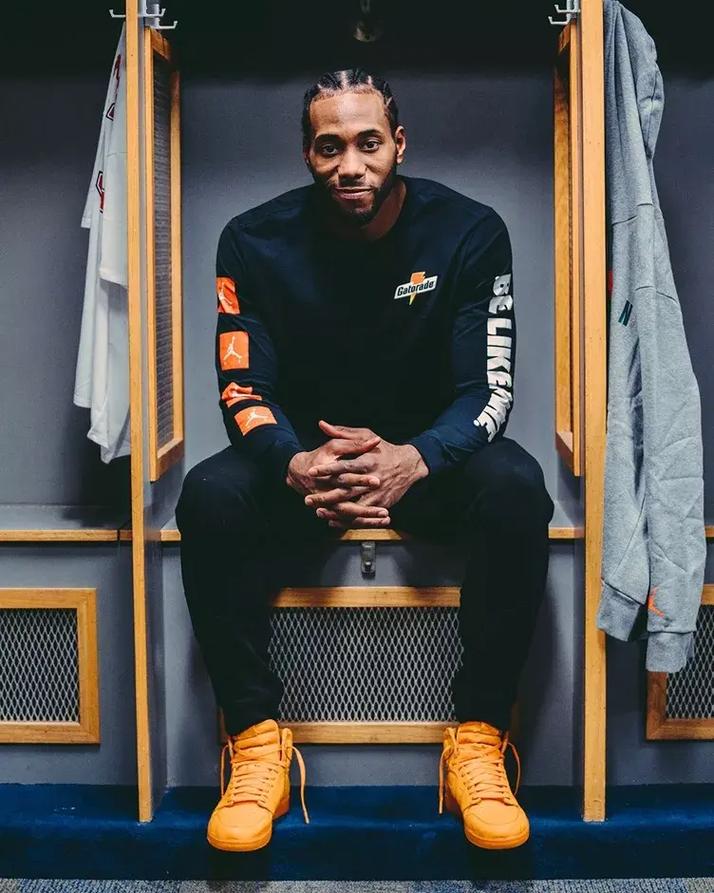 我们也有！太阳全队节日礼物是遥控玩具车：狄龙和队友玩嗨了（太阳全队获赠节日遥控车，狄龙与队友玩嗨了）