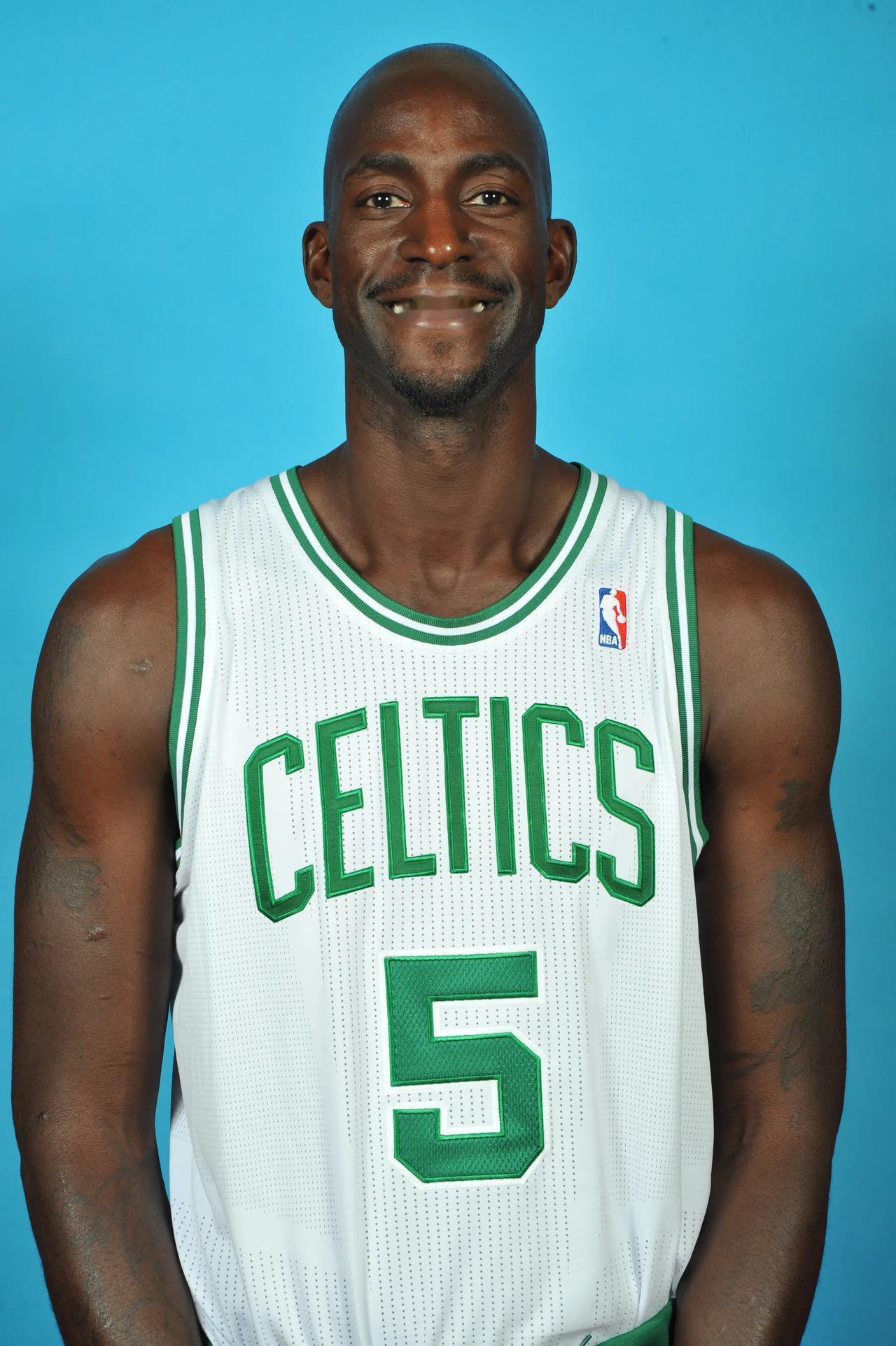 六台：皇马更衣室气氛紧张，阿隆索赛后没和队员有任何接触（六台：皇马更衣室剑拔弩张，阿隆索赛后未与球员交流）